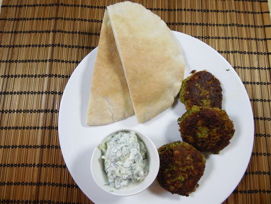 Falafel, czyli kotleciki z ciecierzycy z sosem ogórkowo-koperkowym