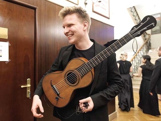 Fenomenalny polski gitarzysta Mateusz Kowalski zagra w niedzielę w Akademii Muzyki PaSO