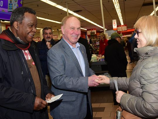 Filantrop Willie Wilson z pomocą klientom polonijnych delikatesów Montrose Deli