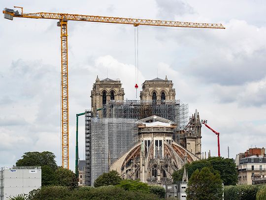 Francja. Macron chce jednak odbudowy katedry Notre-Dame w starym stylu (ZDJĘCIA)