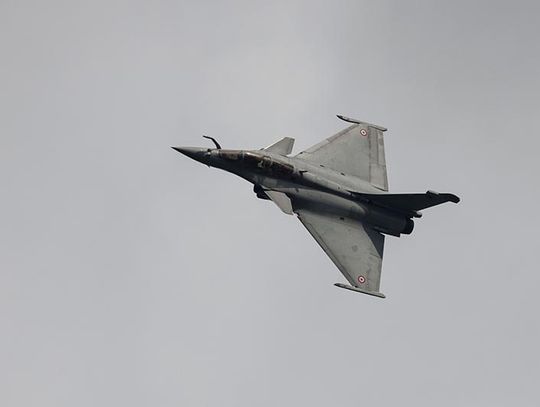 Francja. Myśliwiec Rafale przechwycił samolot turystyczny pilotowany przez Polaka przemycającego narkotyki; w panice pilot wyrzucił je z kokpitu w czasie lotu