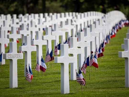 Francja. Szef Pentagonu Pete Hegseth na rocznicy D-Day wezwał Europę, by wzmacniała obronność