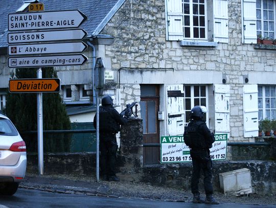 Francja. Trwają poszukiwania podejrzanych o atak na "Charlie Hebdo" (ZOBACZ ZDJĘCIA)