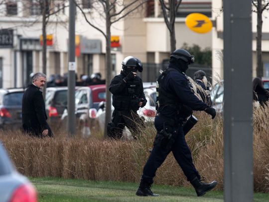 Francja. Zatrzymano mężczyznę, który wziął zakładników na poczcie (ZOBACZ ZDJĘCIA)