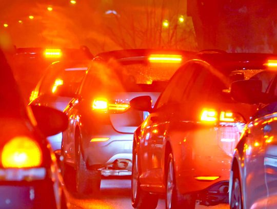 Furia drogowa i zbrojny napad w rejonie Jackowa, dwóch postrzelonych w szpitalu