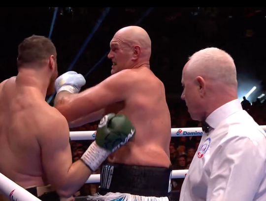 Fury pokonał Machmudowa i wyzwał Joshuę do kolejnej walki w ringu Fury pokonał Machmudowa i wyzwał Joshuę do kolejnej walki w ringu