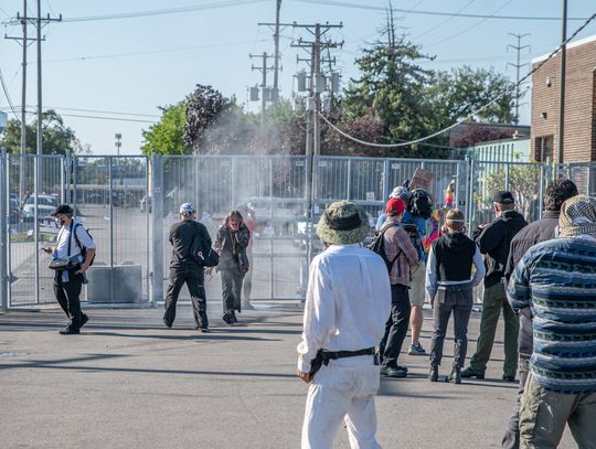 Gaz łzawiący, kule pieprzowe i kolejne aresztowania w Broadview – eskalacja protestów pod ośrodkiem ICE
