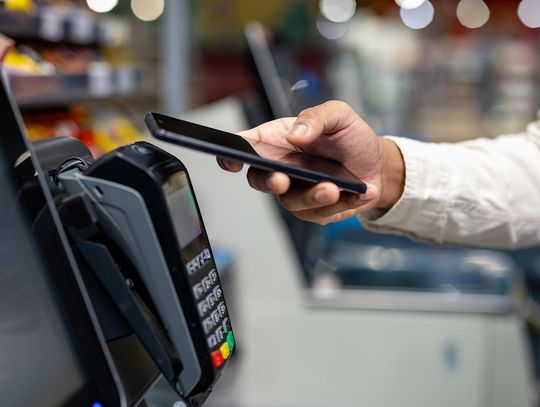 „Ghost Tapping” – nowy sposób oszustów na kradzież pieniędzy z kart i telefonów