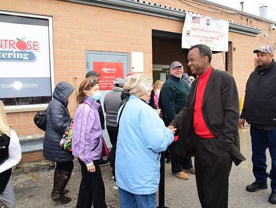 „Głód nie ma koloru”. Willie Wilson  wspiera klientów polonijnych sklepów