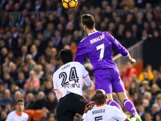 „Główki” w piłce nożnej bardziej niebezpieczne niż sądzono