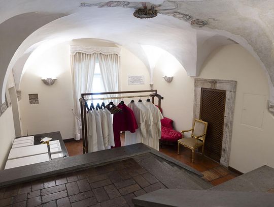 Gotowy strój dla nowego papieża w trzech rozmiarach i siedem par butów