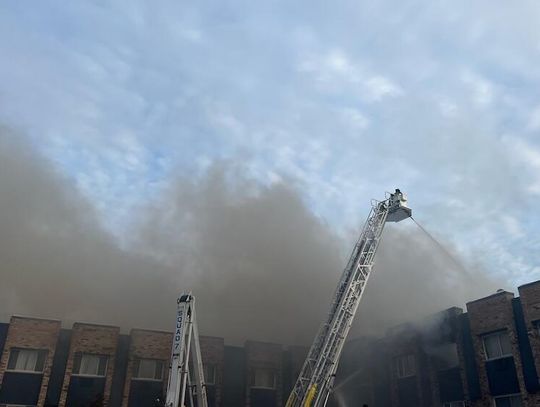 Groźny pożar przy W. Foster Ave., obok szkoły Dirksena – zawalony fragment budynku, część lokatorów straciła mieszkania