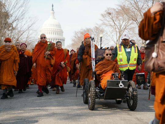 Grupa mnichów przemaszerowała w intencji pokoju z Teksasu do Waszyngtonu (WIDEO)