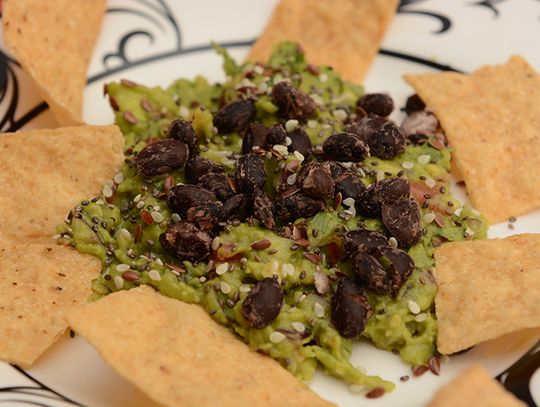 Guacamole z czarną fasolą w stylu południowoamerykańskim