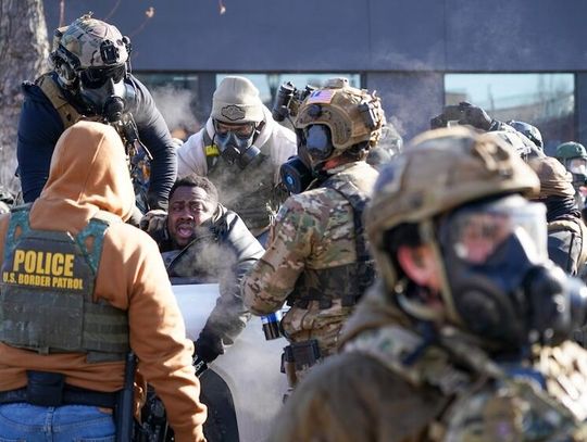 Agenci federalni w Minneapolis