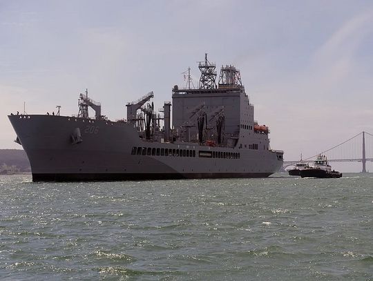 Okręt USNS Harvey Milk (T-AO-206) w zatoce San Francisco Bay w Kalifornii
