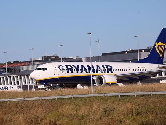 Holandia. Pasażerowie samolotu Ryanair, opóźnionego z powodu pijanego stewarda, otrzymali po 400 euro odszkodowania