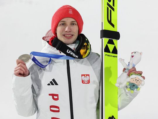 Igrzyska 2026: skoki narciarskie - srebrny medal Kacpra Tomasiaka