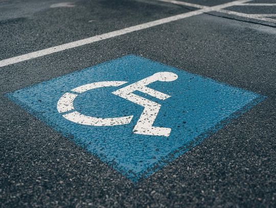 Illinois ułatwia parkowanie opiekunom osób z niepełnosprawnościami
