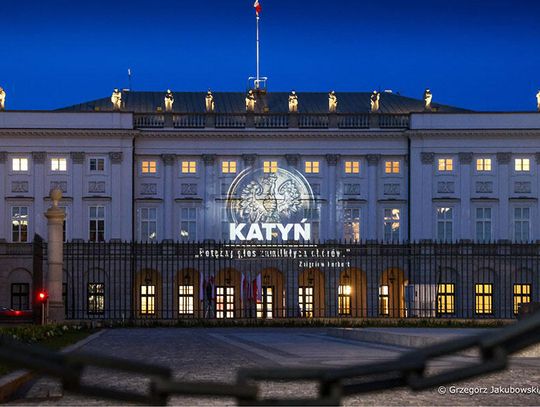 Iluminacja Pałacu Prezydenckiego z okazji Dnia Pamięci Ofiar Zbrodni Katyńskiej Iluminacja Pałacu Prezydenckiego z okazji Dnia Pamięci Ofiar Zbrodni Katyńskiej