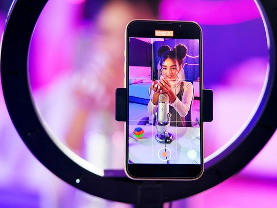 „Influencerka AI” - fałszywe metamorfozy tworzą nierealne wzorce dla młodych kobiet i nastolatek