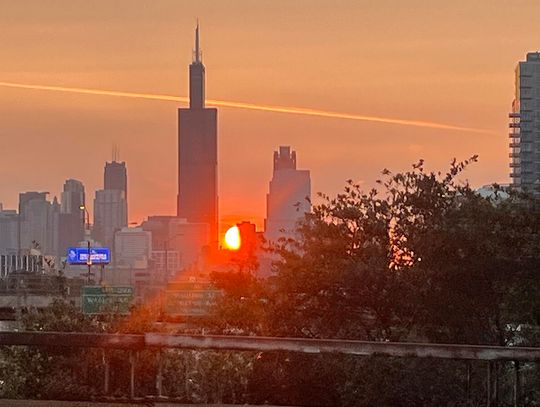 Intensywne kolory wschodów i zachodów słońca nad Chicago to efekt płonących lasów na Zachodnim Wybrzeżu