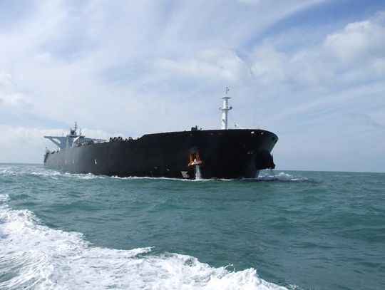 Iran po atakach USA i Izraela zakazał wszystkim statkom wpływania do Cieśniny Ormuz