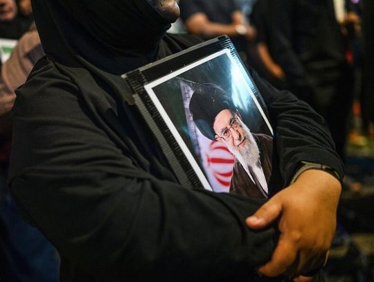 Iran. Przywódcy religijni wydali fatwy wzywające muzułmanów do zemsty za śmierć Chameneia Iran. Przywódcy religijni wydali fatwy wzywające muzułmanów do zemsty za śmierć Chameneia