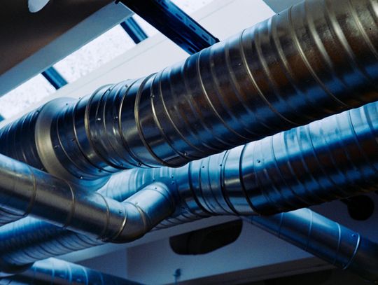 Jak dobrać centralę wentylacyjną do hal magazynowych przy pracy całorocznej?