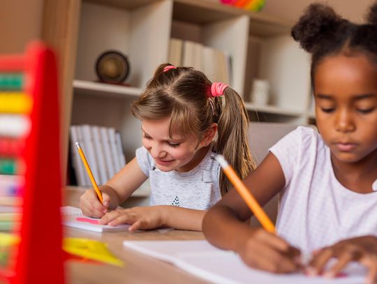 Jak wychować trójjęzyczne dziecko? Poradnik dla wielojęzycznych rodzin Jak wychować trójjęzyczne dziecko? Poradnik dla wielojęzycznych rodzin