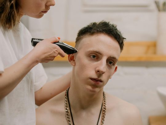 Jak zadbać o schludny i nienaganny wygląd za pomocą trymera do włosów?