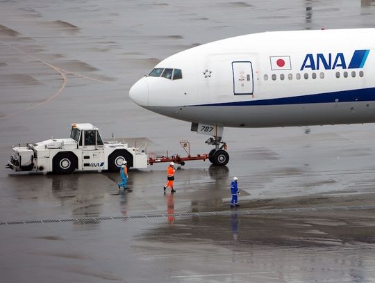 Japonia. Boeing 737 musiał zawrócić na lotnisko w powodu pęknięcia w oknie