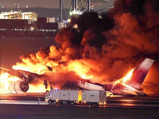 Japonia. Pasażerowie ewakuowani z płonącego samolotu, pięciu członków załogi maszyny straży przybrzeżnej zabitych w kolizji na lotnisku w Tokio