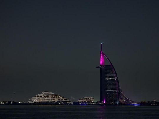 Jedna osoba nie żyje, 11 rannych po atakach na lotniska w Abu Zabi i Dubaju