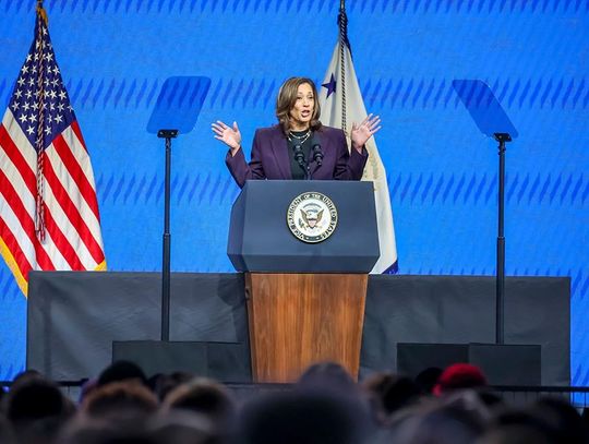 Kamala Harris: my chcemy zakazu broni szturmowej, oni chcą zakazu książek