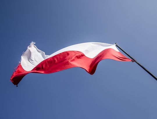 Kanada. Miesiąc polskiego dziedzictwa - polska flaga przed parlamentem w Ottawie