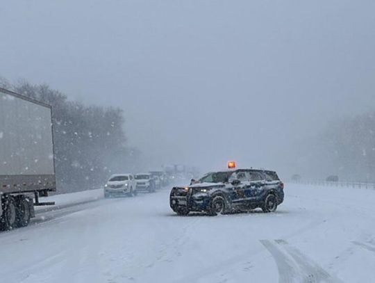 Karambol na autostradzie I-94 w Michigan podczas śnieżycy (WIDEO)