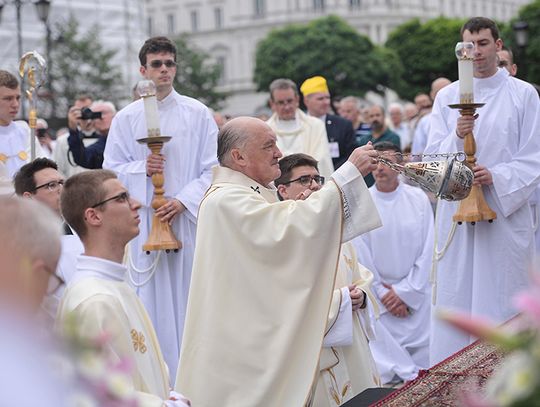 Kard. Nycz: Chcemy przeprosić Boga za grzechy profanacji mszy św. i parodii procesji Bożego Ciała (ZDJĘCIA)