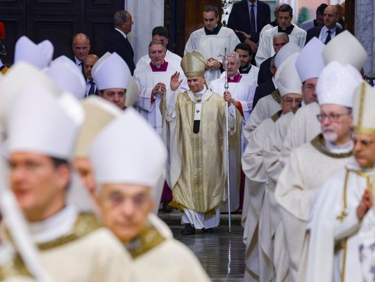Kardynał Parolin po krytyce ze strony Trumpa: papież podąża swoją drogą