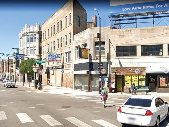 Kawałki elewacji spadły na kobietę w Wicker Park