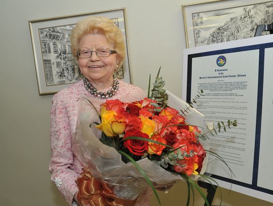 Kazimiera Bober z tytułem honorowego skarbika powiatu Cook. Na 80. urodziny