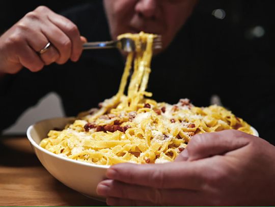 Kiedy jedzenie staje się ucieczką: kompulsywne i emocjonalne odżywianie