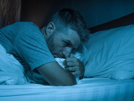 Kiedy noc nie daje odpoczynku – alkohol, stres i sposoby na spokojny sen