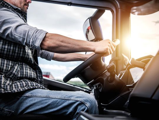 Kierowcy CDL mają mówić po angielsku?