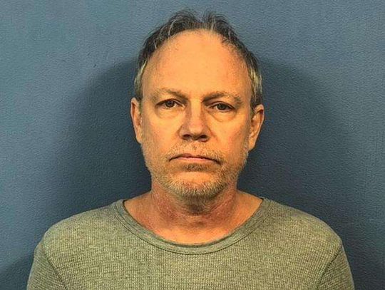 Kirk Mikulski oskarżony o posiadanie materiałów z wykorzystywaniem seksualnym dzieci