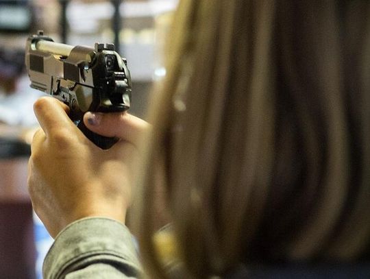 Kobieta z pozwoleniem na broń zastrzeliła mężczyznę aresztowanego 64 razy