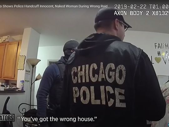 Kolejny skandal w policji chicagowskiej. Nalot na zły dom, naga kobieta zakuta w kajdanki (WIDEO)