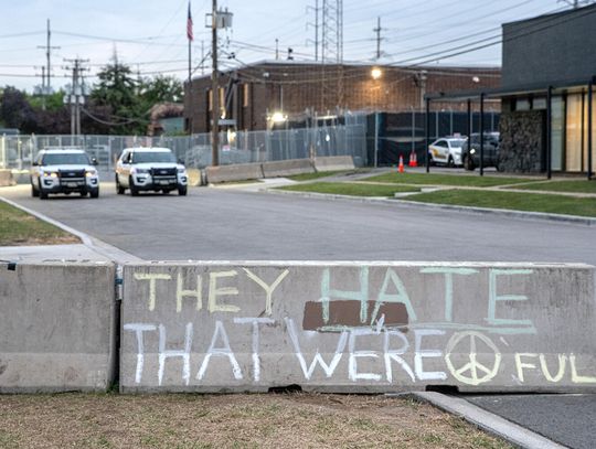 Kontrowersyjne ogrodzenie wokół ośrodka ICE w Broadview zostało usunięte