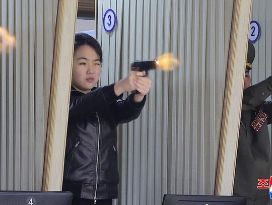 Korea Płn. Kim Dzong Un z córką testowali nowe pistolety