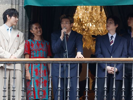 Koreański boysband BTS na balkonie pałacu prezydenckiego